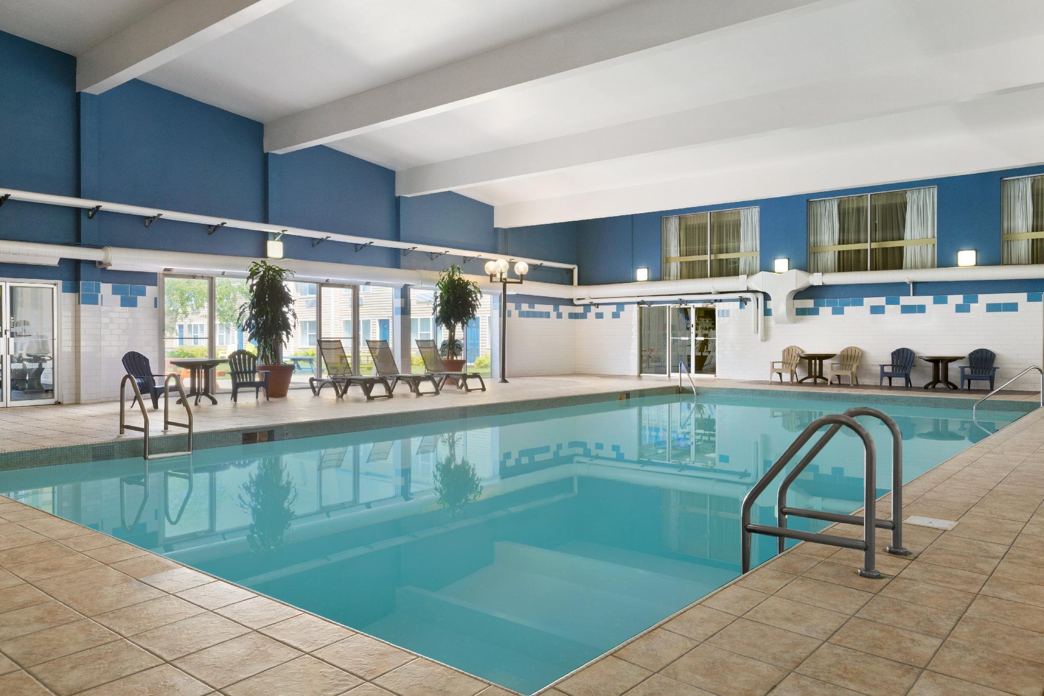 Days Inn & Suites By Wyndham Moncton Exterior photo