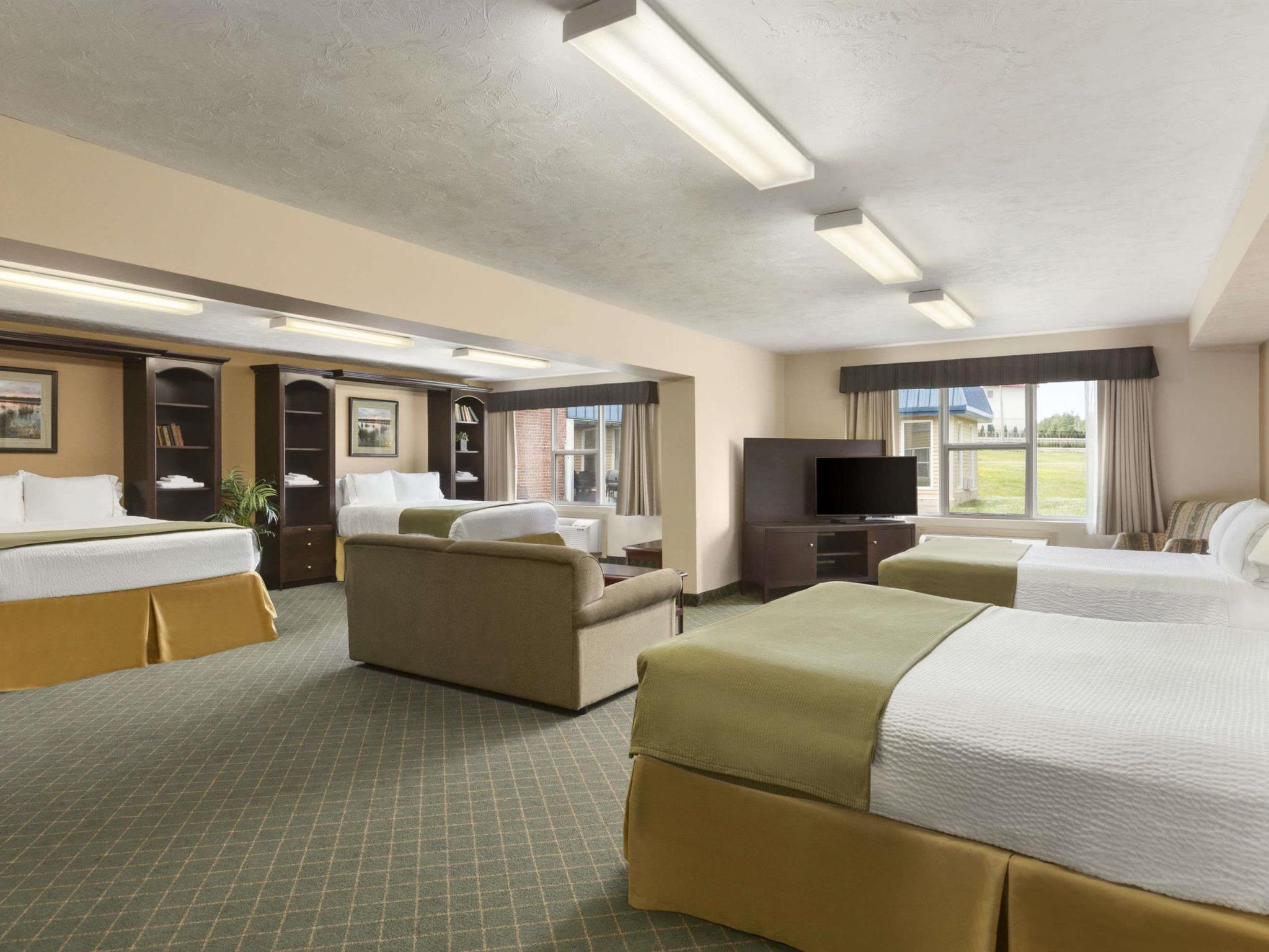 Days Inn & Suites By Wyndham Moncton Exterior photo