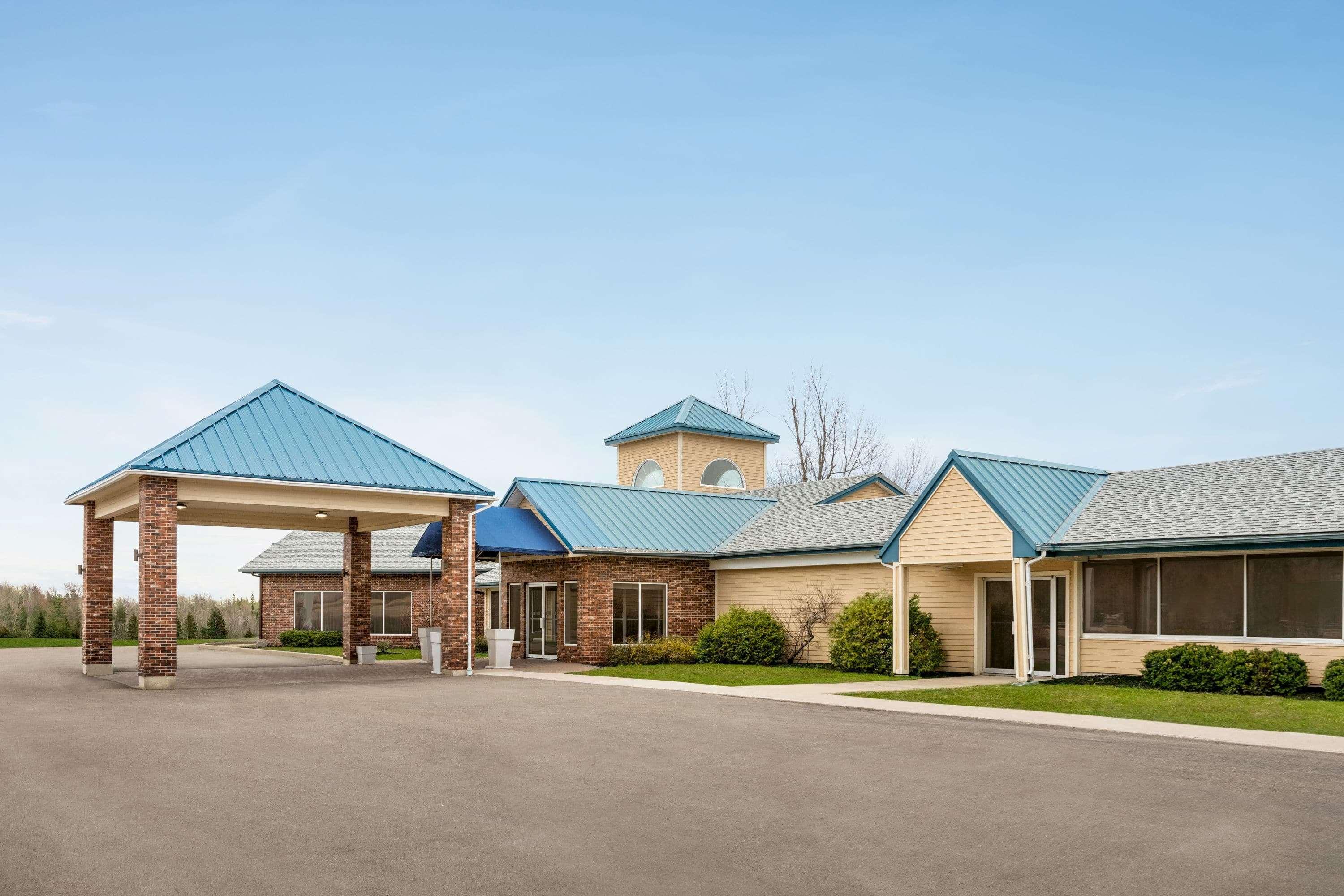 Days Inn & Suites By Wyndham Moncton Exterior photo