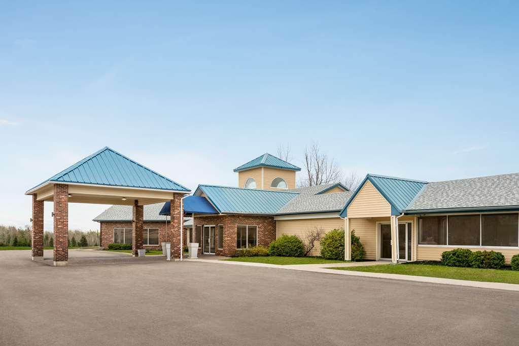Days Inn & Suites By Wyndham Moncton Exterior photo