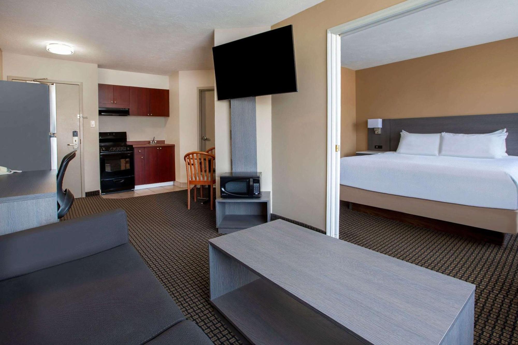 Days Inn & Suites By Wyndham Moncton Exterior photo