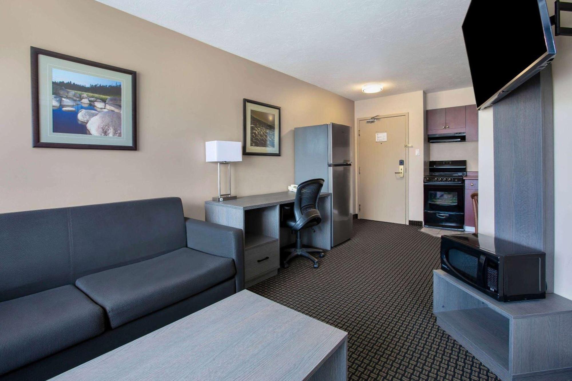 Days Inn & Suites By Wyndham Moncton Exterior photo