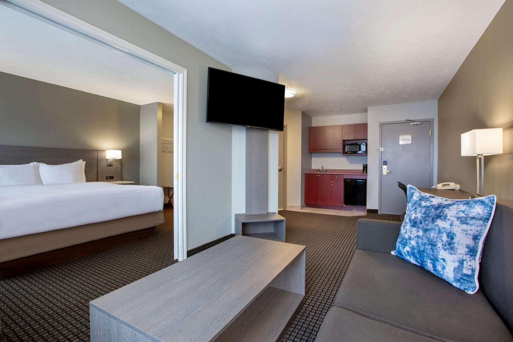 Days Inn & Suites By Wyndham Moncton Exterior photo