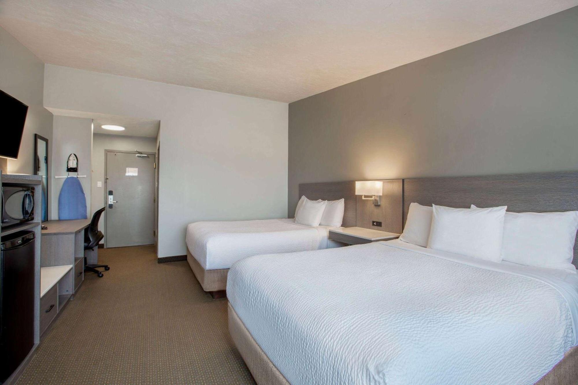 Days Inn & Suites By Wyndham Moncton Exterior photo