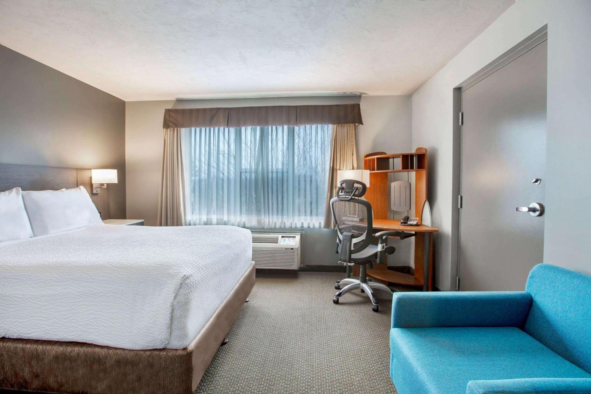 Days Inn & Suites By Wyndham Moncton Exterior photo
