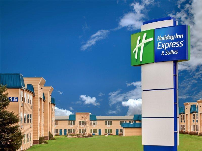 Days Inn & Suites By Wyndham Moncton Exterior photo